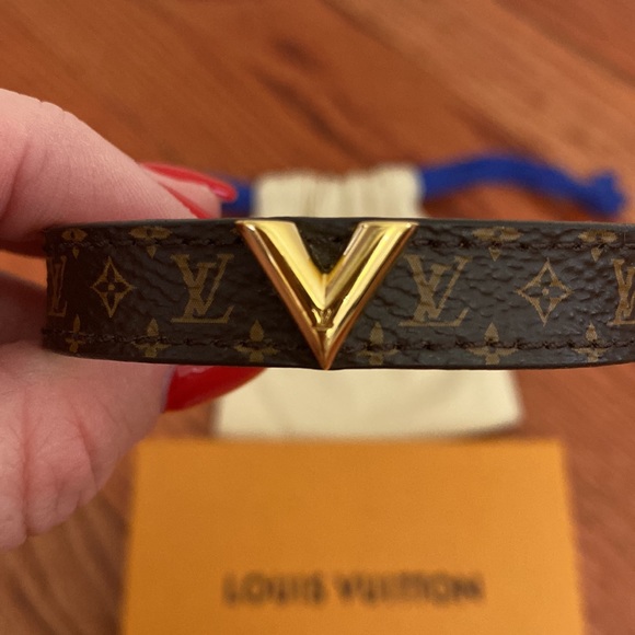 Louis Vuitton ESSENTIAL V BRACELET - Picture 3 of 7
